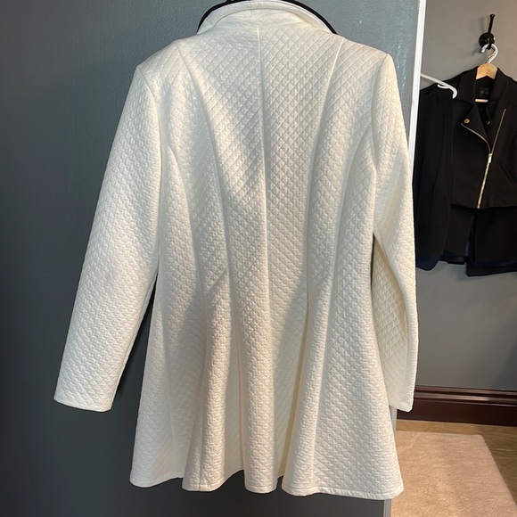 Gorgeous Frank Lyman white jacket with large black buttons size 12 - Picture 6 of 7